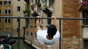 Street Lifting et Calisthénie : Gagner en Force pour Maîtriser les Bases